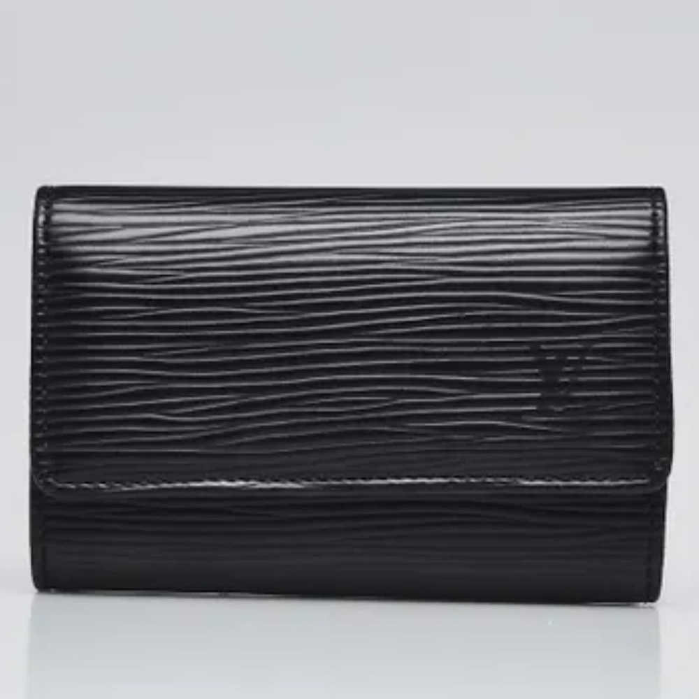 Louis Vuitton Authentic Black Epi Leather 6 Key Holder. MA52
